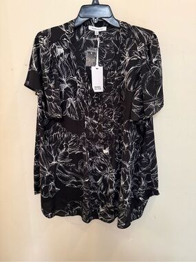 Rose & Olive Floral Pleated Black White Blouse 1X Plus NWT V Neck Buttons Flowy